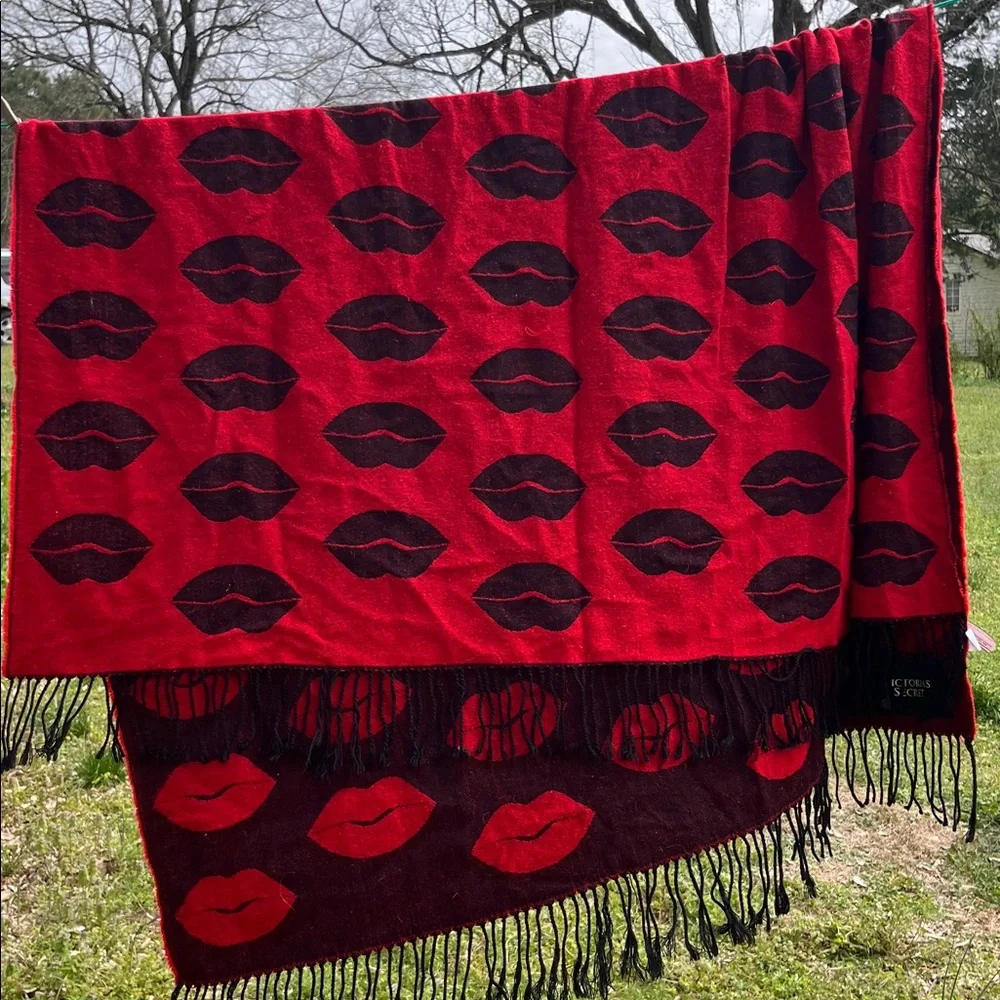 Victoria's Secret Lip Print Knit Fringe Throw Blanket Scarf Kiss Print
